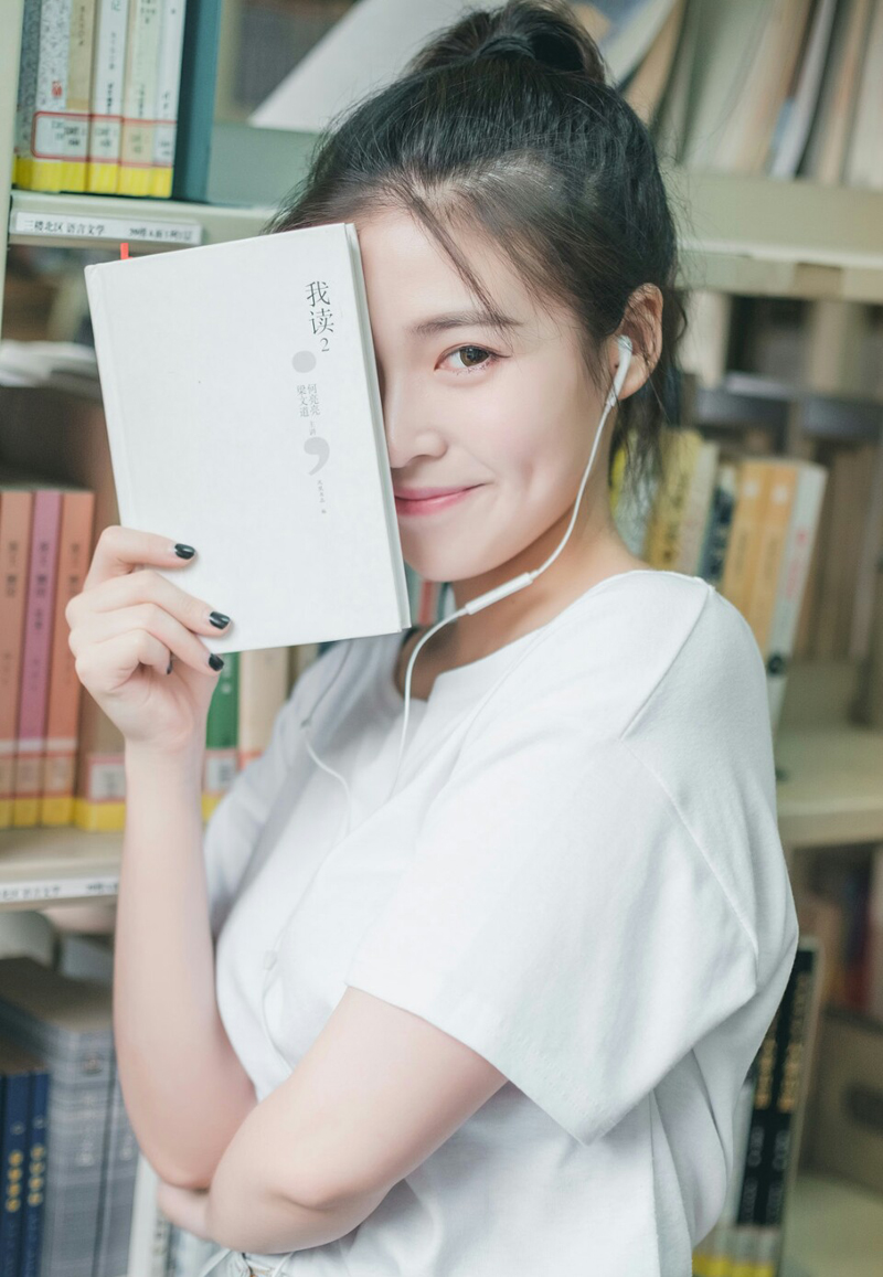 姐妹俩依言进来，大乔担忧的看了小乔一眼，连忙向吕布道：“夫君，妹妹她只是……毕竟当年也算相识一场，并不是……”